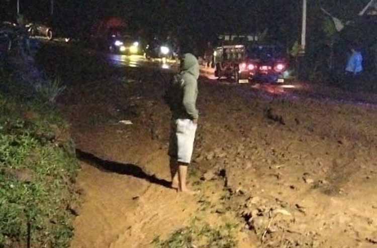 Jalan Sukabumi–Sagaranten yang sempat tertutup longsor kini kembali ramai dilalui kendaraan Jalan Sukabumi–Sagaranten yang sempat tertutup longsor kini kembali ramai dilalui kendaraan
