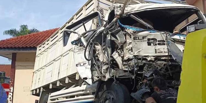 Bus Berisi Puluhan Peziarah Tabrakan dengan Truk di Tasikmalaya Bus Berisi Puluhan Peziarah Tabrakan dengan Truk di Tasikmalaya