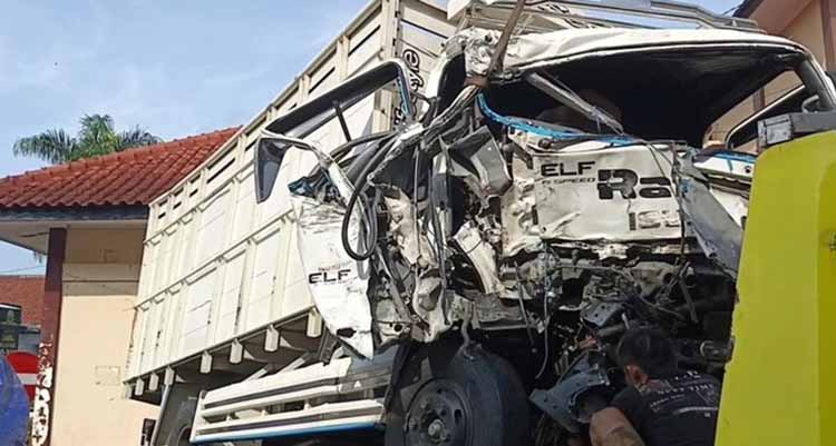 Bus Berisi Puluhan Peziarah Tabrakan dengan Truk di Tasikmalaya Bus Berisi Puluhan Peziarah Tabrakan dengan Truk di Tasikmalaya