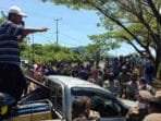 Puluhan Massa Pecahkan Pintu Kantor PUPR Tasikmalaya, Tuntut Penjelasan Proyek Berlebihan Puluhan Massa Pecahkan Pintu Kantor PUPR Tasikmalaya, Tuntut Penjelasan Proyek Berlebihan