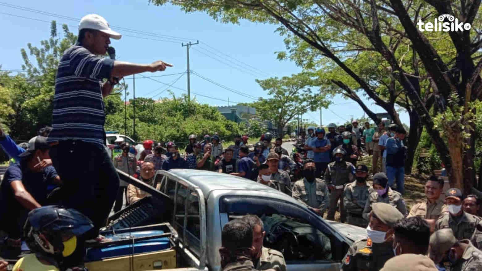 Puluhan Massa Pecahkan Pintu Kantor PUPR Tasikmalaya, Tuntut Penjelasan Proyek Berlebihan Puluhan Massa Pecahkan Pintu Kantor PUPR Tasikmalaya, Tuntut Penjelasan Proyek Berlebihan
