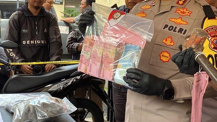 Peran Empat Tersangka yang Ganjal ATM di Bogor, Salah Satunya Pantau Korban Saat Transaksi Peran Empat Tersangka yang Ganjal ATM di Bogor, Salah Satunya Pantau Korban Saat Transaksi