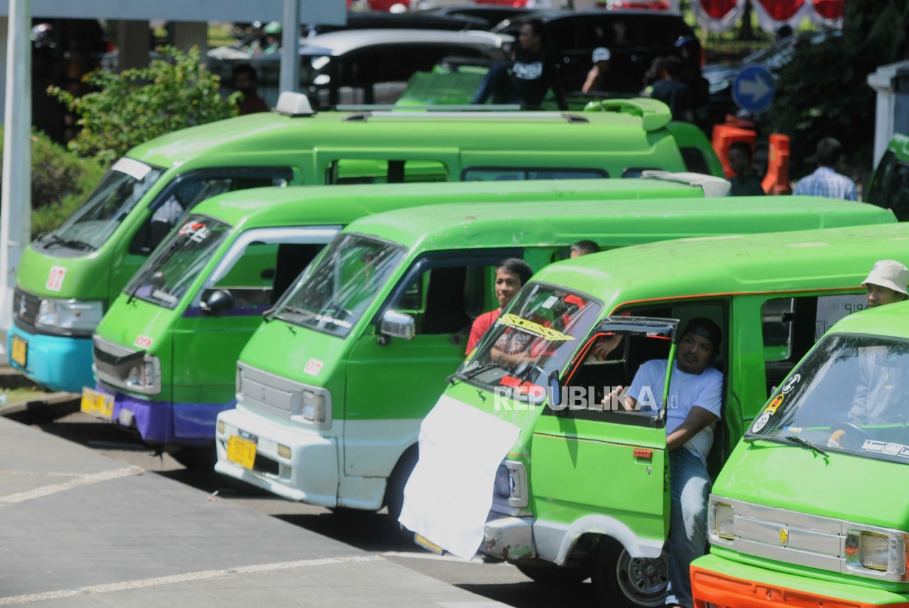 Pemogokan Sopir Angkot Picu Penjagaan Ketat di Balai Kota Bogor Pemogokan Sopir Angkot Picu Penjagaan Ketat di Balai Kota Bogor