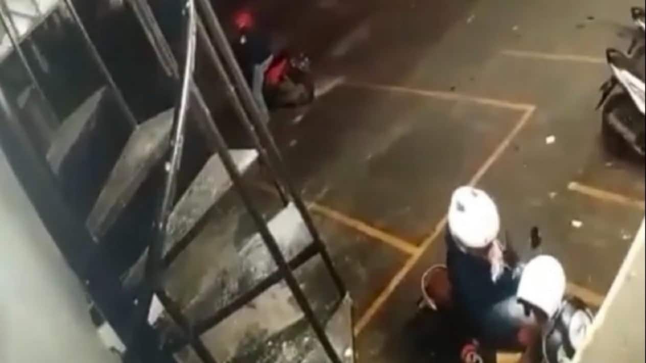 Motor Hilang dalam 10 Detik, Aksi Dua Pencuri di Perumahan Cirebon Terekam CCTV Motor Hilang dalam 10 Detik, Aksi Dua Pencuri di Perumahan Cirebon Terekam CCTV