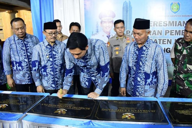Lucky Hakim Janjikan Jalan 32,8 Km di Indramayu Mulus Sepanjang 2025 Lucky Hakim Janjikan Jalan 32,8 Km di Indramayu Mulus Sepanjang 2025