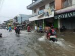 Banjir 70 cm Tenggelamkan Jalan Raya Jatimulya, Lalu Lintas Macet Banjir 70 cm Tenggelamkan Jalan Raya Jatimulya, Lalu Lintas Macet