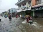 Banjir 70 cm Tenggelamkan Jalan Raya Jatimulya, Lalu Lintas Macet Banjir 70 cm Tenggelamkan Jalan Raya Jatimulya, Lalu Lintas Macet