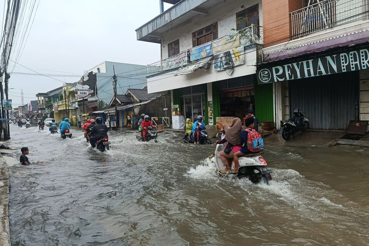 Banjir 70 cm Tenggelamkan Jalan Raya Jatimulya, Lalu Lintas Macet Banjir 70 cm Tenggelamkan Jalan Raya Jatimulya, Lalu Lintas Macet