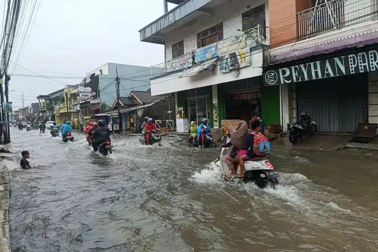 Banjir 70 cm Tenggelamkan Jalan Raya Jatimulya, Lalu Lintas Macet Banjir 70 cm Tenggelamkan Jalan Raya Jatimulya, Lalu Lintas Macet