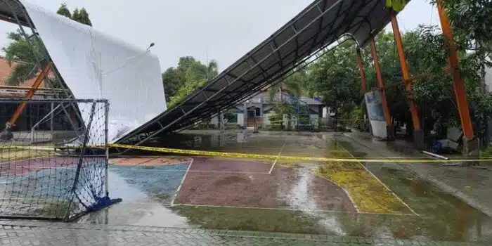 Atap Sekolah Ambruk, Guru Tewas Usai Serangan Jantung Atap Sekolah Ambruk, Guru Tewas Usai Serangan Jantung