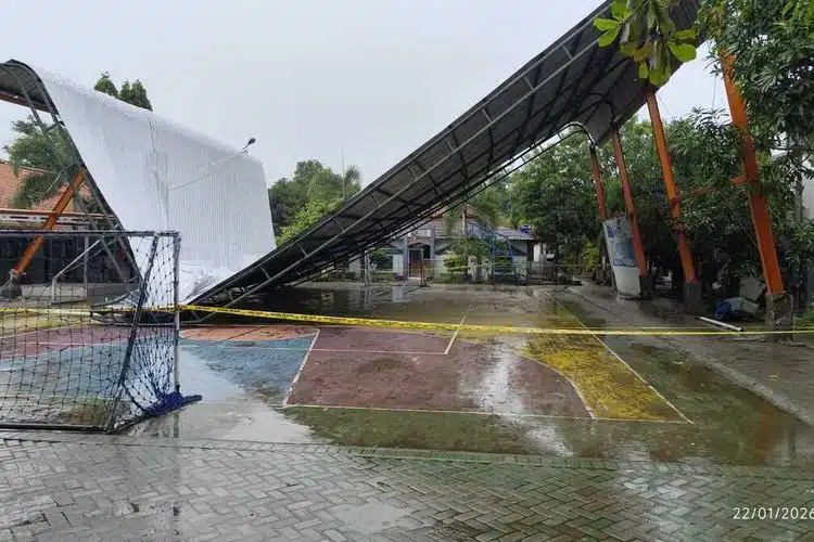 Atap Sekolah Ambruk, Guru Tewas Usai Serangan Jantung Atap Sekolah Ambruk, Guru Tewas Usai Serangan Jantung