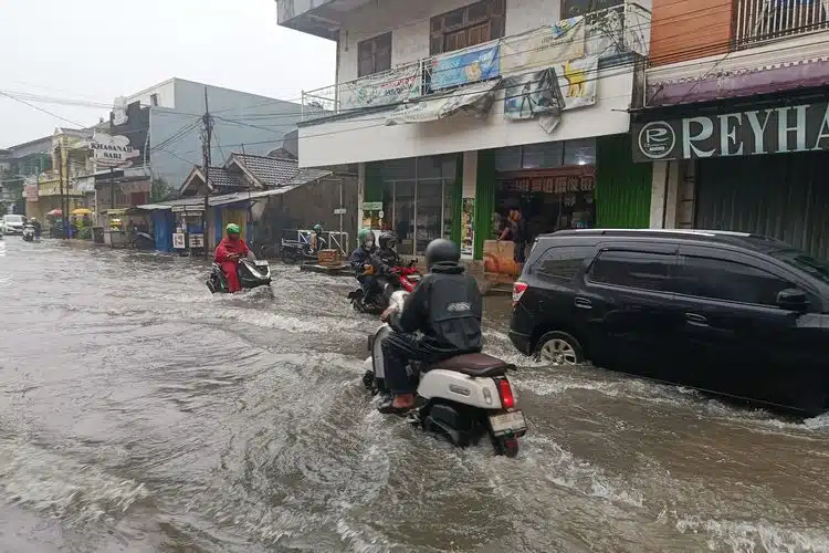 Jalan Jatimulya Bekasi Terendam Banjir 70 Cm, Pengendara Terpaksa Putar Balik Jalan Jatimulya Bekasi Terendam Banjir 70 Cm, Pengendara Terpaksa Putar Balik