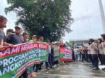 Demo angkot tua di Bogor, ratusan sopir serbu Balai Kota, tubuh dicat hijau Demo angkot tua di Bogor, ratusan sopir serbu Balai Kota, tubuh dicat hijau
