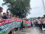 Demo angkot tua di Bogor, ratusan sopir serbu Balai Kota, tubuh dicat hijau Demo angkot tua di Bogor, ratusan sopir serbu Balai Kota, tubuh dicat hijau