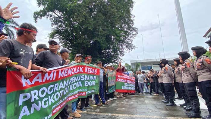 Demo angkot tua di Bogor, ratusan sopir serbu Balai Kota, tubuh dicat hijau Demo angkot tua di Bogor, ratusan sopir serbu Balai Kota, tubuh dicat hijau