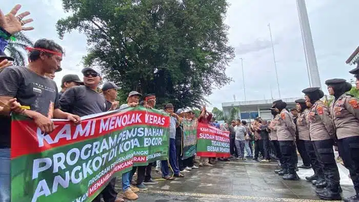 Demo angkot tua di Bogor, ratusan sopir serbu Balai Kota, tubuh dicat hijau Demo angkot tua di Bogor, ratusan sopir serbu Balai Kota, tubuh dicat hijau