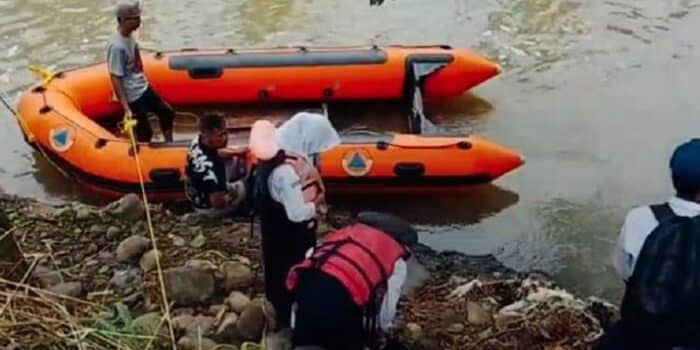 Jembatan Rusak, Pelajar Berjuang Menyeberangi Sungai Cimandiri Jembatan Rusak, Pelajar Berjuang Menyeberangi Sungai Cimandiri