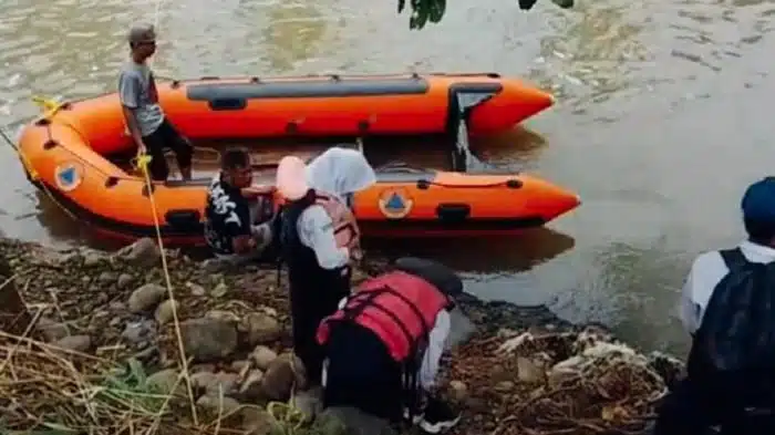 Jembatan Rusak, Pelajar Berjuang Menyeberangi Sungai Cimandiri Jembatan Rusak, Pelajar Berjuang Menyeberangi Sungai Cimandiri