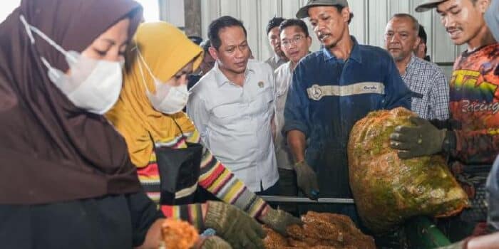 Menteri LH Larang Pembakaran Sampah di Bandung Menteri LH Larang Pembakaran Sampah di Bandung