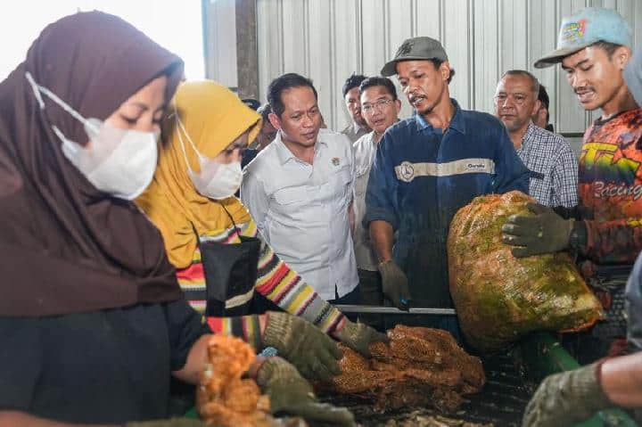 Menteri LH Larang Pembakaran Sampah di Bandung Menteri LH Larang Pembakaran Sampah di Bandung