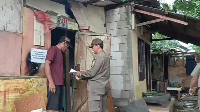Satpol PP Beri Surat Peringatan ke 31 Warga TPU Kebon Nanas Jatinegara Satpol PP Beri Surat Peringatan ke 31 Warga TPU Kebon Nanas Jatinegara