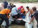 Perahu Karet BPBD Jadi Jembatan Warga dan Pelajar di Sukabumi Perahu Karet BPBD Jadi Jembatan Warga dan Pelajar di Sukabumi