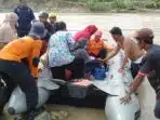 Perahu Karet BPBD Jadi Jembatan Warga dan Pelajar di Sukabumi Perahu Karet BPBD Jadi Jembatan Warga dan Pelajar di Sukabumi