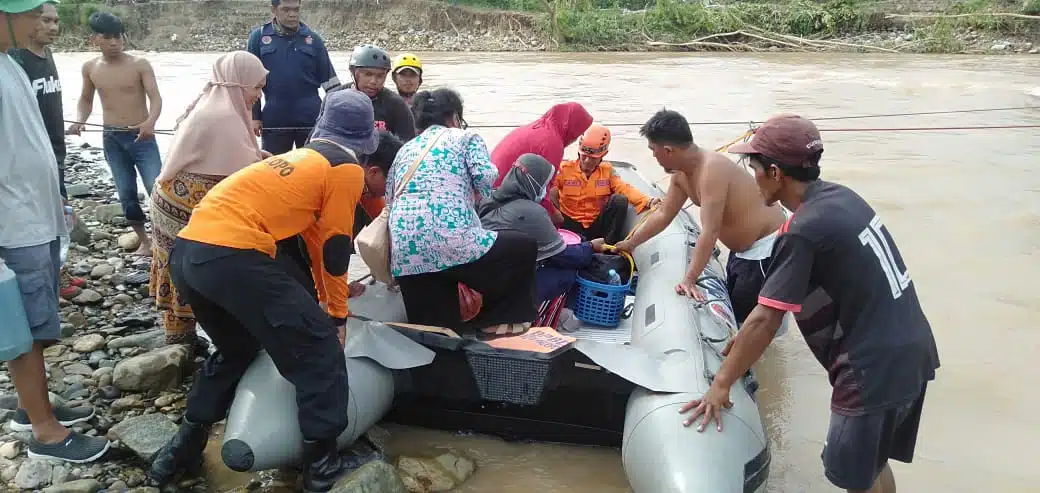 Perahu Karet BPBD Jadi Jembatan Warga dan Pelajar di Sukabumi Perahu Karet BPBD Jadi Jembatan Warga dan Pelajar di Sukabumi