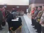 Bupati Majalengka dan Kepala Dinas Diskusi Sekolah Rakyat di Tengah Kebun Bupati Majalengka dan Kepala Dinas Diskusi Sekolah Rakyat di Tengah Kebun