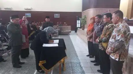 Bupati Majalengka dan Kepala Dinas Diskusi Sekolah Rakyat di Tengah Kebun Bupati Majalengka dan Kepala Dinas Diskusi Sekolah Rakyat di Tengah Kebun