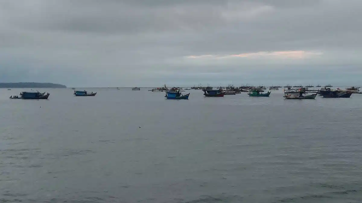 Nelayan Pangandaran Tetap Berlayar Meski Cuaca Mendung di Pantai Timur Nelayan Pangandaran Tetap Berlayar Meski Cuaca Mendung di Pantai Timur