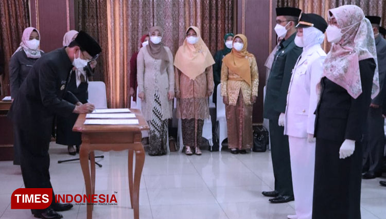 Menjelang 2026, Bupati Majalengka dan Karawang Lakukan Mutasi Massal 382 Pejabat Menjelang 2026, Bupati Majalengka dan Karawang Lakukan Mutasi Massal 382 Pejabat