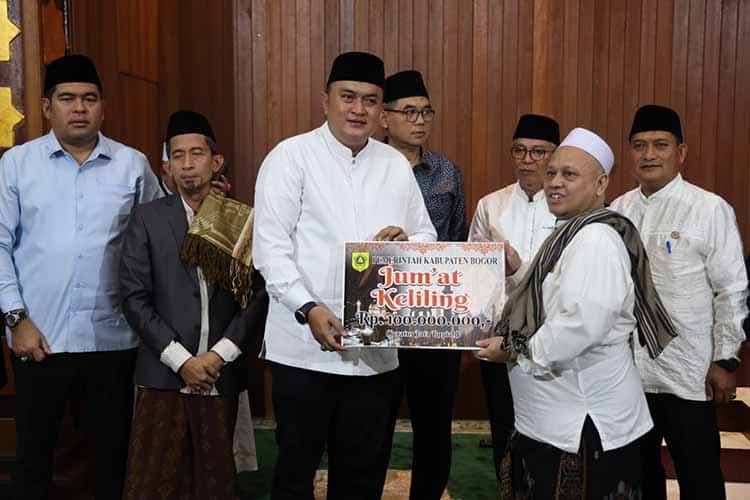 Rudy Susmanto Salurkan Rp100 Juta Per Masjid Besar Kecamatan di Bogor Rudy Susmanto Salurkan Rp100 Juta Per Masjid Besar Kecamatan di Bogor