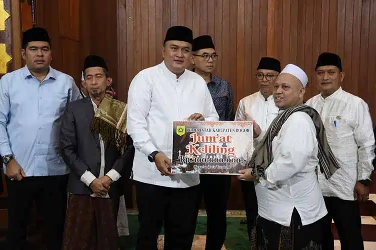 Rudy Susmanto Salurkan Rp100 Juta Per Masjid Besar Kecamatan di Bogor Rudy Susmanto Salurkan Rp100 Juta Per Masjid Besar Kecamatan di Bogor