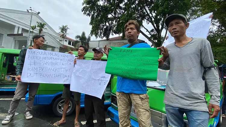 3 Tuntutan Demo Sopir Angkot di Balai Kota Bogor Hari Ini 3 Tuntutan Demo Sopir Angkot di Balai Kota Bogor Hari Ini