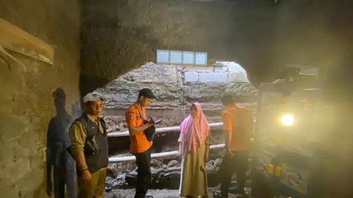 Rumah di Kemang Bogor Rusak Parah Akibat Longsor, 3 Keluarga Terpaksa Mengungsi Rumah di Kemang Bogor Rusak Parah Akibat Longsor, 3 Keluarga Terpaksa Mengungsi