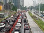 Banjir 40 cm Lumpuhkan Jalan Jenderal Sudirman, Macet 1 Km Banjir 40 cm Lumpuhkan Jalan Jenderal Sudirman, Macet 1 Km