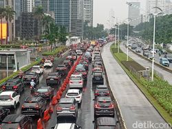 Banjir 40 cm Lumpuhkan Jalan Jenderal Sudirman, Macet 1 Km Banjir 40 cm Lumpuhkan Jalan Jenderal Sudirman, Macet 1 Km