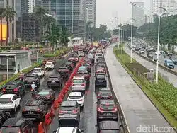 Banjir 40 cm Lumpuhkan Jalan Jenderal Sudirman, Macet 1 Km Banjir 40 cm Lumpuhkan Jalan Jenderal Sudirman, Macet 1 Km