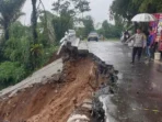 Hujan deras picu longsor, jalan nasional Bagbagan-Kiaradua lumpuh total Hujan deras picu longsor, jalan nasional Bagbagan-Kiaradua lumpuh total