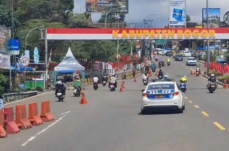 Urai Macet, One Way Arah Jakarta di Puncak Bogor Berlaku Urai Macet, One Way Arah Jakarta di Puncak Bogor Berlaku