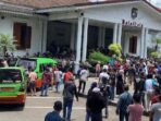 Sopir Angkot Demo di Balai Kota Bogor, Pemkot Siapkan Truk Polisi Angkut Penumpang Sopir Angkot Demo di Balai Kota Bogor, Pemkot Siapkan Truk Polisi Angkut Penumpang