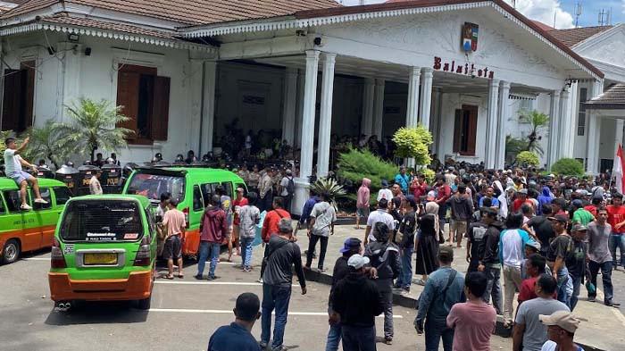 Sopir Angkot Demo di Balai Kota Bogor, Pemkot Siapkan Truk Polisi Angkut Penumpang Sopir Angkot Demo di Balai Kota Bogor, Pemkot Siapkan Truk Polisi Angkut Penumpang