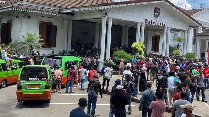 Sopir Angkot Demo di Balai Kota Bogor, Pemkot Siapkan Truk Polisi Angkut Penumpang Sopir Angkot Demo di Balai Kota Bogor, Pemkot Siapkan Truk Polisi Angkut Penumpang
