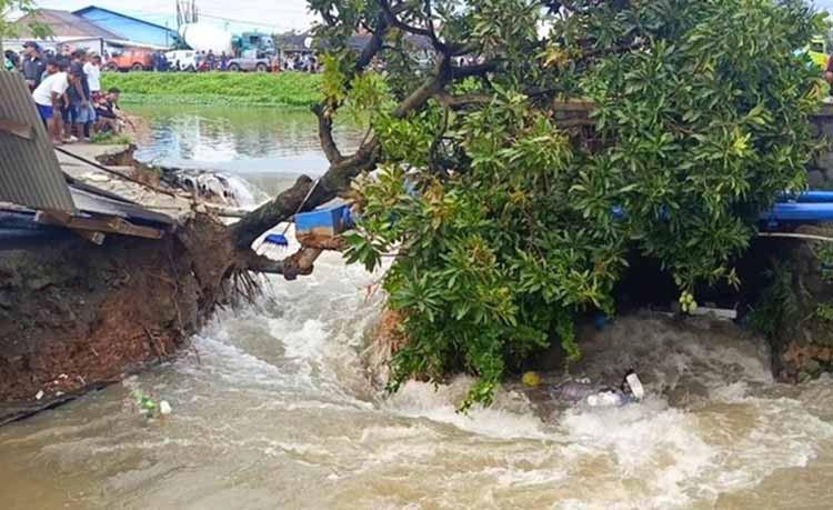 Tanggul Kalimalang Karawang Jebol, 235 Rumah Terendam Tanggul Kalimalang Karawang Jebol, 235 Rumah Terendam