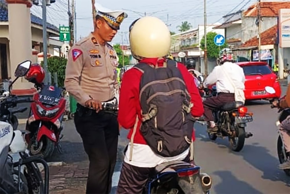 Polisi Tangkap Motor Knalpot Brong di Alun-Alun Majalengka Polisi Tangkap Motor Knalpot Brong di Alun-Alun Majalengka