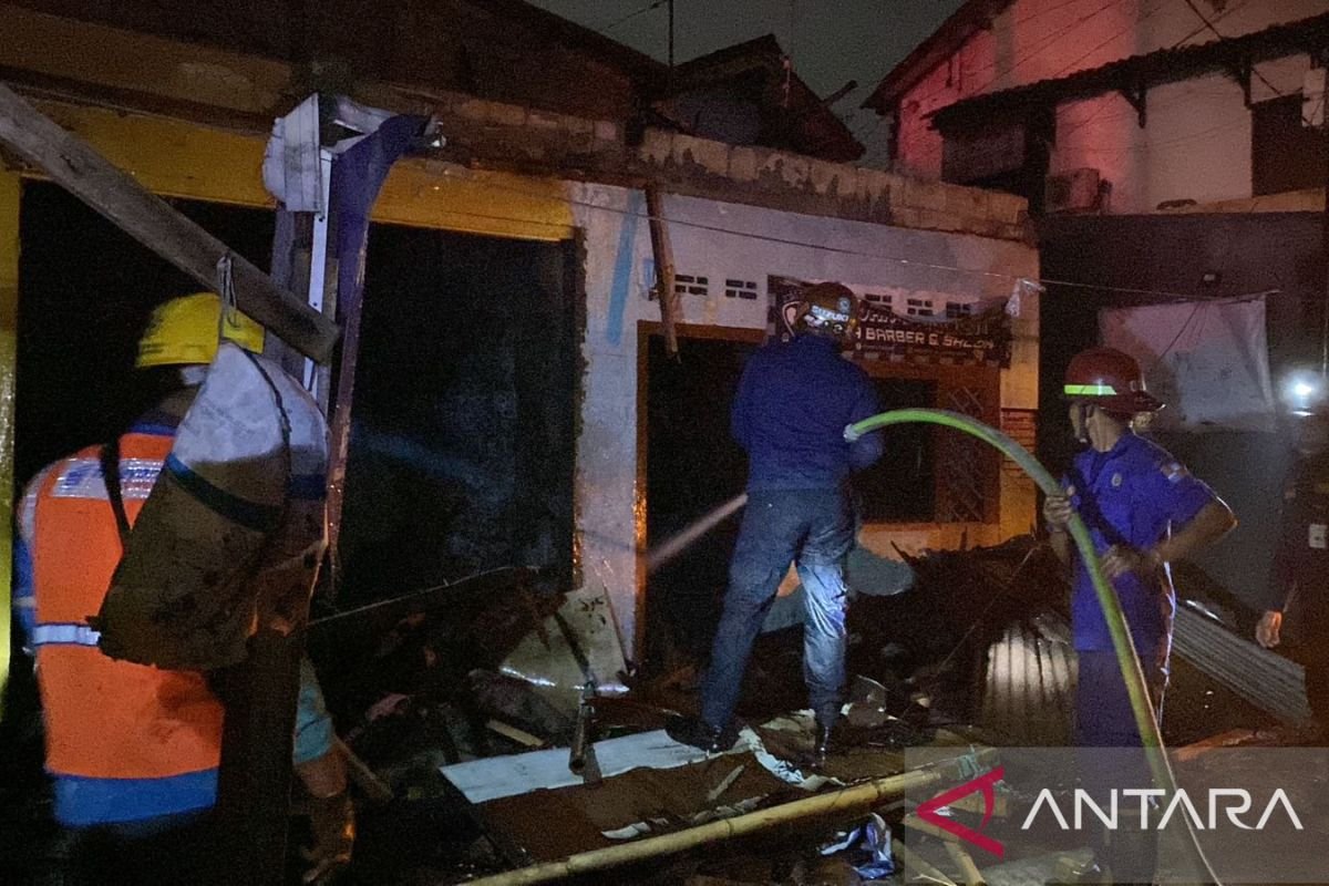 Petugas damkar angkat motor roda tiga dari empang Bojonggede Bogor dalam satu jam Petugas damkar angkat motor roda tiga dari empang Bojonggede Bogor dalam satu jam