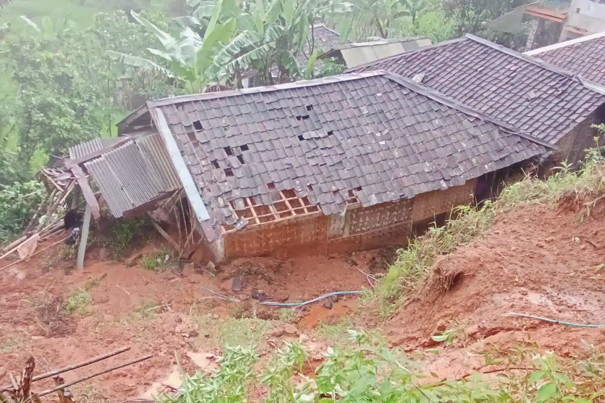4 Titik Longsor di Cianjur: 16 Warga Mengungsi, Akses Jalan Terputus 4 Titik Longsor di Cianjur: 16 Warga Mengungsi, Akses Jalan Terputus