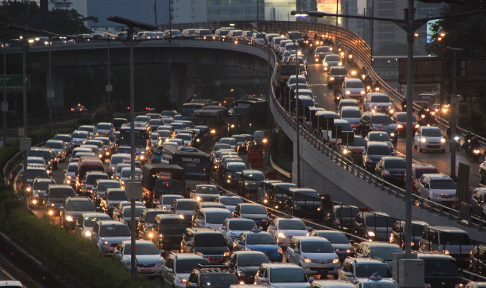 Jangan buka kaca saat macet, bahaya serius! Jangan buka kaca saat macet, bahaya serius!
