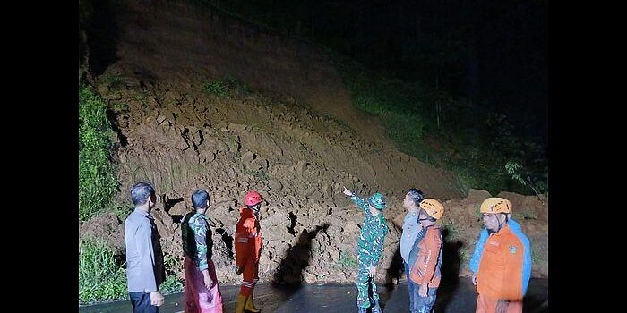 Pembersihan Longsor di Jalan Cisinga Tasikmalaya Masih Berlangsung Hingga Kamis Dini Hari Pembersihan Longsor di Jalan Cisinga Tasikmalaya Masih Berlangsung Hingga Kamis Dini Hari